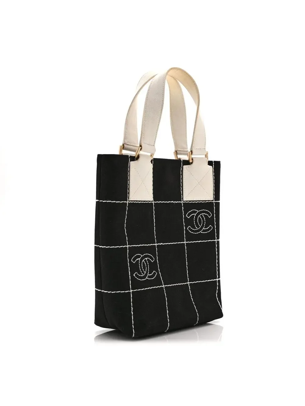CHANEL indulge timeless